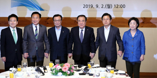 초월회 오찬간담  문희상 국회의장(왼쪽 네번째)과 여야 대표들이 2일 오후 서울 여의도 국회 사랑재에서 열린 초월회 오찬 간담회에서 기념촬영을 하고 있다. 왼쪽부터 민주평화당 정동영, 바른미래당 손학규, 민주당 이해찬 대표, 문 의장, 한국당 황교안, 정의당 심상정 대표.  연합뉴스